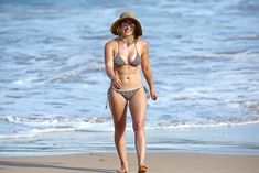 Красивая Хилари Дафф в маленьком купальнике на Гавайях