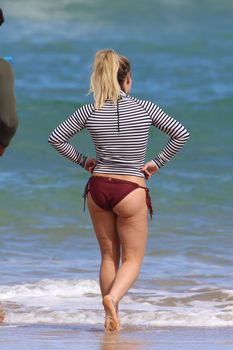 Хилари Дафф гуляет в сексуальном бикини на Гавайях фото #3