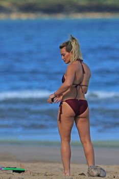 Хилари Дафф гуляет в сексуальном бикини на Гавайях фото #7