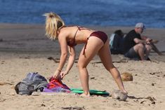 Хилари Дафф гуляет в сексуальном бикини на Гавайях фото #12