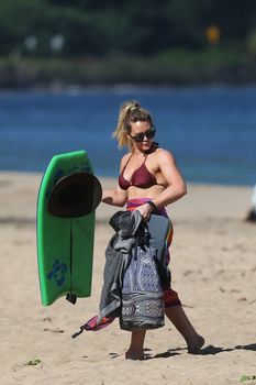 Хилари Дафф гуляет в сексуальном бикини на Гавайях фото #15