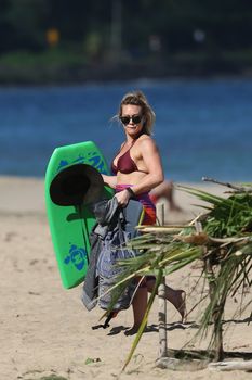 Хилари Дафф гуляет в сексуальном бикини на Гавайях фото #16