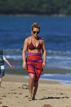 Хилари Дафф гуляет в сексуальном бикини на Гавайях фото #17