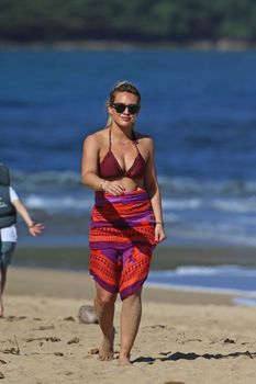 Хилари Дафф гуляет в сексуальном бикини на Гавайях фото #18