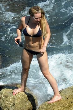 Хилари Дафф в маленьком бикини в Италии