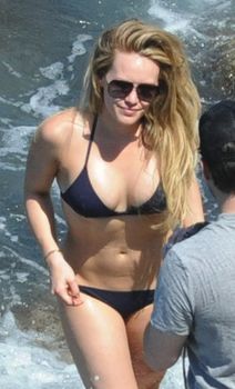 Хилари Дафф в маленьком бикини в Италии