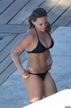 Хилари Дафф в маленьком бикини в Италии