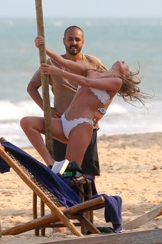 Эльза Хоск в сексуальном купальнике на курорте Транкозо фото #2