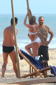 Эльза Хоск в сексуальном купальнике на курорте Транкозо фото #4