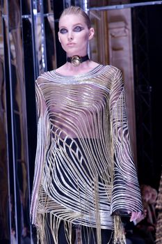 Эльза Хоск без лифчика на Paris Fashion Week фото #2