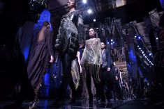 Эльза Хоск без лифчика на Paris Fashion Week фото #3