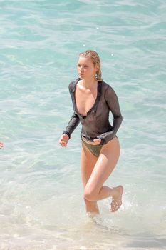 Эльза Хоск засветила сиськи для фотосессии в Сант-Бартц фото #14