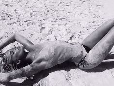 Эльза Хоск топлесс на песчаном пляже фото #1