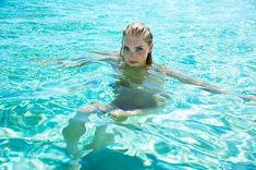 Эльза Хоск оголила грудь для фотосессии от Сэма Кроуфорда фото #5