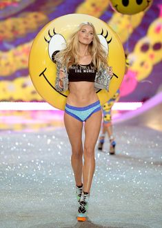 Эльза Хоск дефилирует в белье на Victoria Secret fashion show фото #2