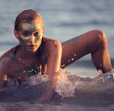 Эльза Хоск разделась догола для журнала Vogue Spain фото #3