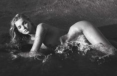 Эльза Хоск разделась догола для журнала Vogue Spain фото #6