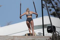 Упругая попка Эльзы Хоск на фотосессии в Малибу