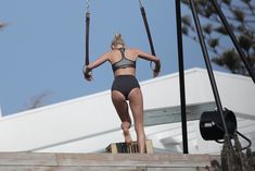 Упругая попка Эльзы Хоск на фотосессии в Малибу