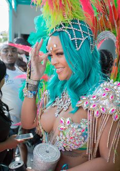 Откровенные декольте Рианны на карнавале в Барбадосе фото #2