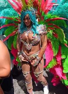 Откровенные декольте Рианны на карнавале в Барбадосе фото #14