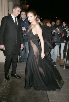 Селена Гомес в эротическом платье в Париже фото #2