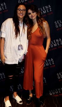 Аппетитные сосочки Селены Гомес на встрече с фанатами в Торонто фото #4