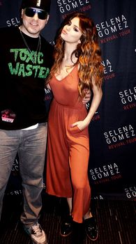 Аппетитные сосочки Селены Гомес на встрече с фанатами в Торонто фото #9