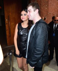 Селена Гомес без лифчика на Fashion Show в Нью-Йорке фото #19