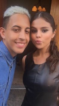 Селена Гомес без лифчика на Fashion Show в Нью-Йорке фото #21