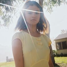 Торчащие соски Селены Гомес в платье для презентации сингла Fetish фото #1