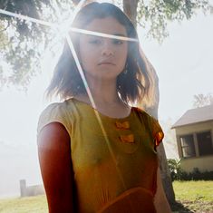 Торчащие соски Селены Гомес в платье для презентации сингла Fetish фото #2