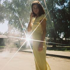 Торчащие соски Селены Гомес в платье для презентации сингла Fetish фото #3