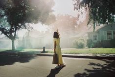 Торчащие соски Селены Гомес в платье для презентации сингла Fetish фото #6