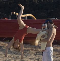 Айла Фишер в купальнике на Гавайях фото #13