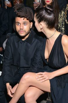 Крупные соски Беллы Хадид на Fashion Show в Нью-Йорке фото #2