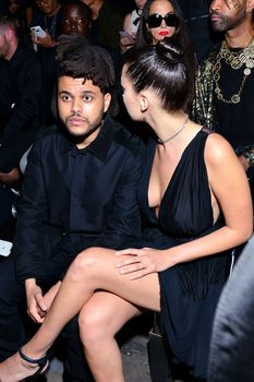 Крупные соски Беллы Хадид на Fashion Show в Нью-Йорке фото #4