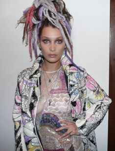 Белла Хадид ходит без лифчика на NYFW Show фото #2