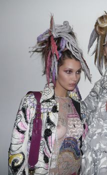 Белла Хадид ходит без лифчика на NYFW Show фото #3