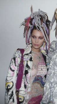 Белла Хадид ходит без лифчика на NYFW Show фото #4