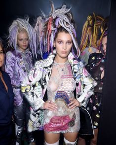 Белла Хадид ходит без лифчика на NYFW Show фото #5