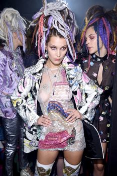 Белла Хадид ходит без лифчика на NYFW Show фото #6