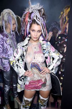 Белла Хадид ходит без лифчика на NYFW Show фото #7