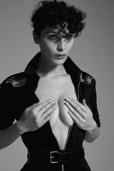 Белла Хадид немного обнажилась для журнала 032c фото #5