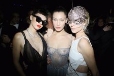 Белла Хадид показала голую грудь на Dior Ball фото #4
