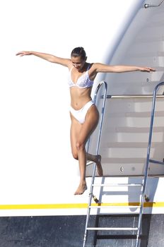 Белла Хадид в купальнике во Франции фото #4