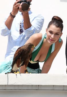 Открытое декольте Беллы Хадид для фотосессии в Каннах фото #1