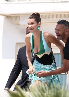 Открытое декольте Беллы Хадид для фотосессии в Каннах фото #3