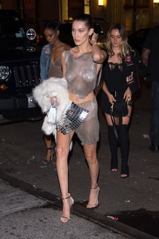 Белла Хадид засветила сиськи на вечеринке в Нью-Йорке фото #8