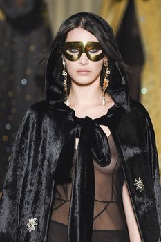 Возбуждающие соски Беллы Хадид на Alberta Ferretti Show фото #1